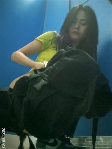 중국 화장실에 숨겨진 카메라: Huzhou의 치과 진료소에서 어린 소녀들이 소변을 봅니다. 예쁜 여학생은 자신의 팬티에 코를 ...